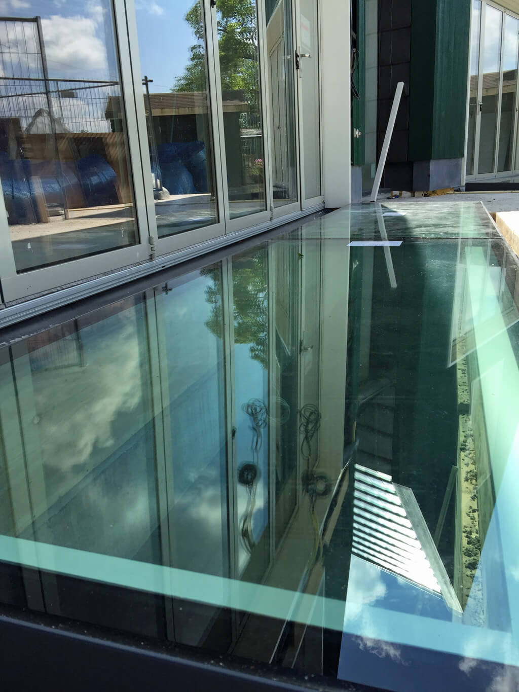 Vidrio transitable contra una pared o fachada - Glazing Vision Europe